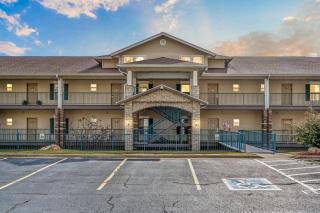 2 Bedroom 0Condo w Deck & Wooded Views-Free Attraction Tickets-Close to State Park Marina - Branson - 7