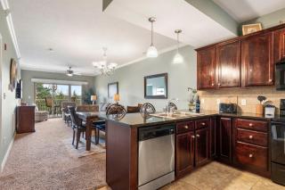 2 Bedroom 0Condo w Deck & Wooded Views-Free Attraction Tickets-Close to State Park Marina - Branson - 6