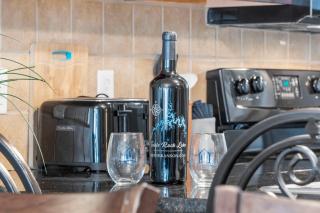 2 Bedroom 0Condo w Deck & Wooded Views-Free Attraction Tickets-Close to State Park Marina - Branson - 4