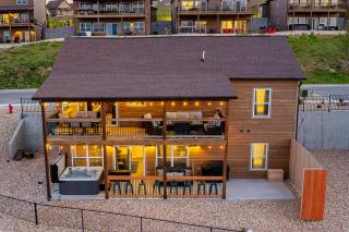 Private Hot Tub, Lake View, $400 of Free Daily Tickets, Unique Floor Plan! - Kimberling City - 0