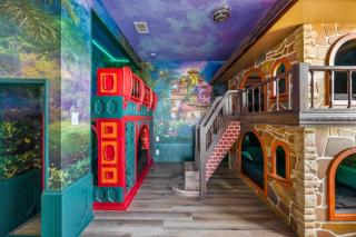 9 BR Themed Home with Games Room and Resort Amenities - 5