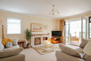 The Burrow, a Spacious Bungalow in Heart of NI - 2