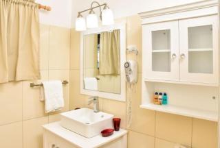 Beyond Sunset Villas -2BR Beachfront with Pool & Ocean Views - Treasure Beach - 6