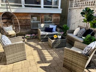 3 br Spacious Home in Ideal Location w Free Parking Back Yard Pets Welcome - Chicago - 1