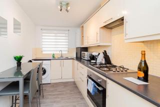 Modern Two Bedroom Flat with Free Parking - Birmingham - 3