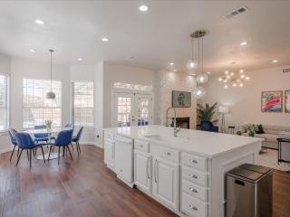 Glamorous Mansion w Private Pool and Cinema Room - McKinney - 8