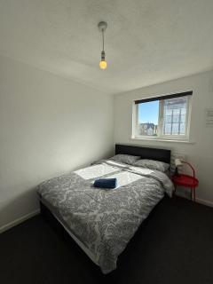 3 Bedroom Apartment in Rayleigh Town Centre with Balcony - Rayleigh - 2