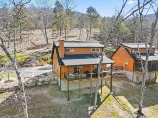 Cabin w Water View-Community Indoor Pool-Pvt Hot Tub-Free Local Attraction Tickets - Hollister - 4