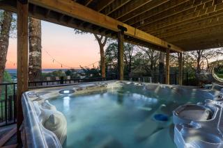 Best Lake Tablerock Views, Private Outdoor Pool, Karaoke/Games-2 Kitchens! Secluded on a few acres! - Branson - 6