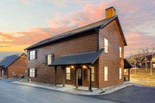 Tall Timbers Retreat w Free Daily Tickets-Water Views-Community Indoor Pool-Bunk Room-Pvt Hot Tub - 0