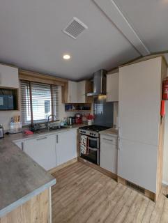 BEAUTIFULLY PRESENTED CARAVAN DOG FRIENDLY on AWARD WINNING SHOREFIELD COUNTRY PARK Entertainment passes and linen included - Milford on Sea - 3
