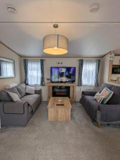 BEAUTIFULLY PRESENTED CARAVAN DOG FRIENDLY on AWARD WINNING SHOREFIELD COUNTRY PARK Entertainment passes and linen included - Milford on Sea - 5