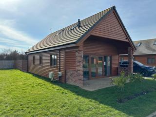 32 Cherry-Lodge-Tranquil-Hot Tub-Fishing Lake-7m to beach - Garton - 0