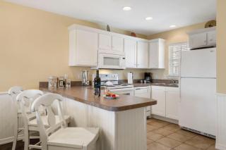 Expansive Condo w Table Rock Lake Access-Free Attraction Tickets-2 Kitchens - Kimberling City - 7