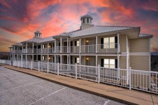 Expansive Condo w Table Rock Lake Access-Free Attraction Tickets-2 Kitchens - Kimberling City - 5