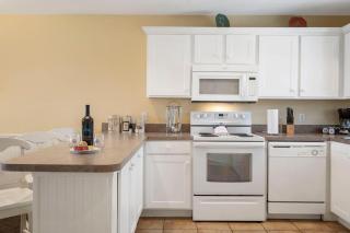 Expansive Condo w Table Rock Lake Access-Free Attraction Tickets-2 Kitchens - Kimberling City - 3