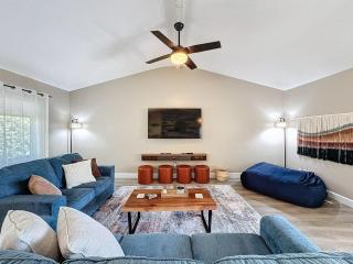 Pool - Fire Pit - Fenced Yard - 5 mi to Beach - 9