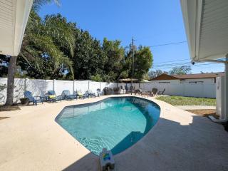 Pool - Fire Pit - Fenced Yard - 5 mi to Beach - 5