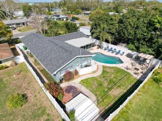 Pool - Fire Pit - Fenced Yard - 5 mi to Beach - Clearwater - 4