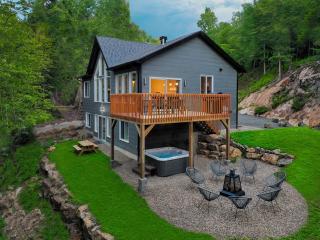 Russel Cliff Monthly Fall in Tremblant, Hot tub - 0