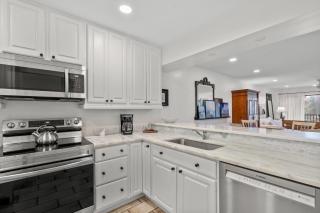 Modern beachfront condo - 7