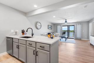 Table Rock Shoreline Steps Away, Newly Renovated Condo, $400 of Daily Free Tickets - Kimberling City - 2