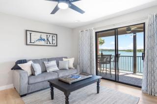 Table Rock Shoreline Steps Away, Newly Renovated Condo, $400 of Daily Free Tickets - Kimberling City - 1