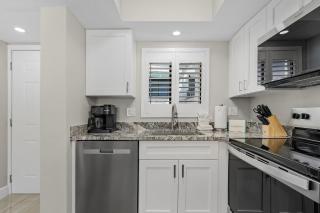 Seaside 101: Beachfront 2BR/2BA Condo with Pool, Steps to Beach - Fort Myers Beach - 3