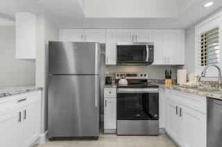 Seaside 108: Oceanview 2BR/2BA Condo with Pool, Steps to Beach - Fort Myers Beach - 4