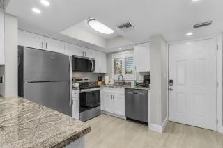 Seaside 108: Oceanview 2BR/2BA Condo with Pool, Steps to Beach - Fort Myers Beach - 3