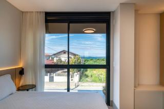 Residencial East Wind 101 - Excelente apartamento 2 Suítes, frente para o mar, piscina, sauna e espaço de lazer com vista para a praia de Mariscal - (Consultar serviços de roupa de cama e banho) - 1