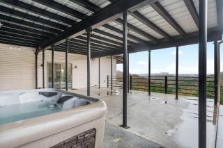 Townhouse w Tree Top & Lake Views-Billiards-Air Hockey-Free Tix-Pvt Hot Tub-Basketball-Garage - Branson - 1