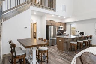 All New Cabin w Free Attraction Tickets-Pvt Hot Tub-Community Indoor Pool - Hollister - 2