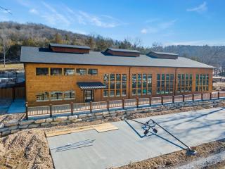 All New Cabin w Free Attraction Tickets-Pvt Hot Tub-Community Indoor Pool - Hollister - 0