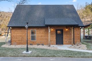 Cozy New Cabin w Free Local Attraction Tickets-Private Hot Tub- Community Indoor Pool - Hollister - 8