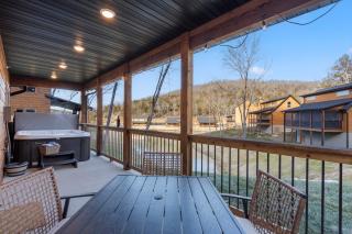 Cozy New Cabin w Free Local Attraction Tickets-Private Hot Tub- Community Indoor Pool - Hollister - 6