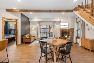 Cozy New Cabin w Free Local Attraction Tickets-Private Hot Tub- Community Indoor Pool - Hollister - 4