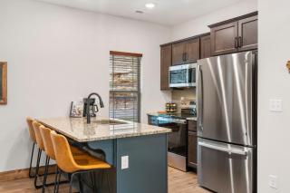 Cozy New Cabin w Free Local Attraction Tickets-Private Hot Tub- Community Indoor Pool - Hollister - 1