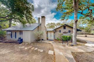 Cozy 2BR Cabin - King Bed Bunks Fire Pit & BBQ - Ingram - 0