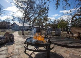 Cozy 2BR Cabin - King Bed Bunks Fire Pit & BBQ - Ingram - 8