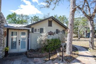 Cozy 2BR Cabin - King Bed Bunks Fire Pit & BBQ - Ingram - 7