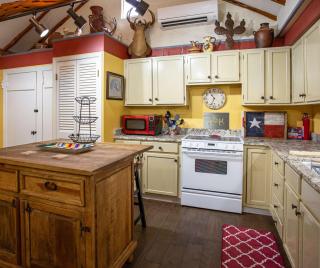 Cozy 2BR Cabin - King Bed Bunks Fire Pit & BBQ - Ingram - 5