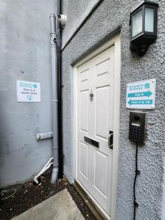 SuperValue Suite 4 - Fast WiFi, Hotel Linen, Keyless Entry, City only 10 Mins - BY PROPERTY PROMISE - 7