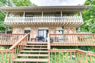 Deck and Boat Dock Lakefront Getaway in Camdenton - Camdenton - 9