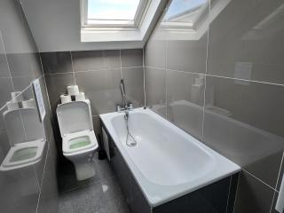 SuperValue Suite 4 - Fast WiFi, Hotel Linen, Keyless Entry, City only 10 Mins - BY PROPERTY PROMISE - Cardiff - 3