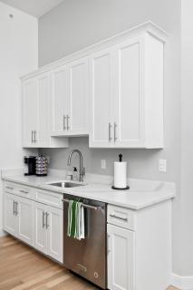 Prime Old Port Location, Chic & Bright 2BR Loft - 8