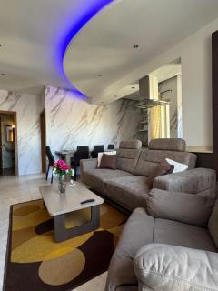 Luxury Penthouse with Stunning Views, Spacious Balcony & Prime Central Location - Msida - 8