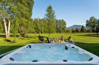 Lux Fly-Fishing Haven near Glacier Park - Hot Tub - West Glacier - 8