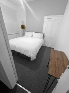City Centre 4 Bedroom Home At Hush Haven Homes Short Lets and Serviced Accommodation - MKM Stadium, Royal Infirmary Hospital - 6