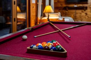 Family Retreat- Hot Tub- Pool Table- Fire Pit- BBQ Grill- Kids Zone- Arcade Games - Sevierville - 7